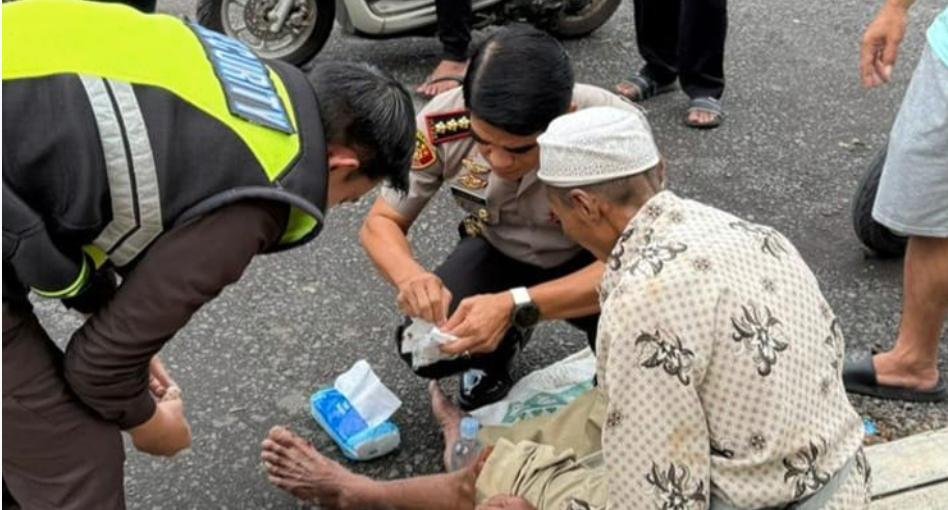 MCI News : Aksi Kapolresta Banyuwangi: Menolong Kakek Penjual Nangka Korban Kecelakaan